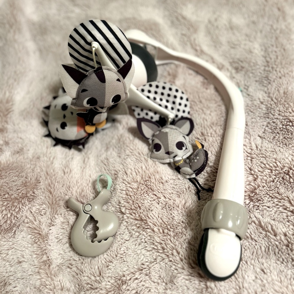 Sassy portable baby mobile for use on car seat , crib etc .